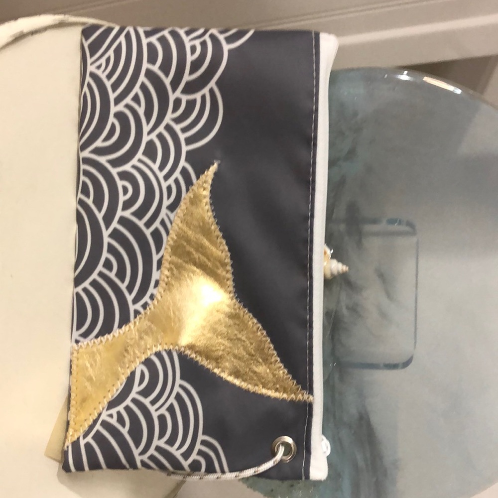 Large wristlet